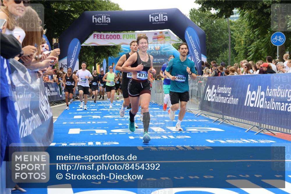29.06.2025 - hella hamburg halbmarathon Strokosch-Dieckow http://msf.ph/oto/8454392 29.06.2025 10:48:07 Ziel 1086, 1914, 4324, 4601, 4711, 6377, 7599, 8916, 9544, 9626, 9638, 11211, 12685, 12706, 12724, 12747, 12808, 13570, 14192, 14814, 15590, 15629, 15973, 15981, 16094, 16149, 16269, 19127 meine-sportfotos.de