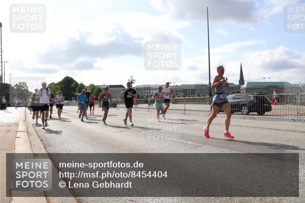 29.06.2025 - hella hamburg halbmarathon Lena Gebhardt http://msf.ph/oto/8454404 29.06.2025 09:54:16 Lombardsbrücke 13123, 15422, 12549, 1098, 1119, 1171, 1342, 1399, 1413, 1424, 1476, 1549, 1892, 1902, 2020, 2098, 2188, 2270, 2470, 2561, 2823, 2842, 2889, 3477, 3562, 3785, 4017, 4029, 4183, 4185, 4235, 4237, 4270, 4816, 4949, 5020, 5115, 5528, 5706, 6198, 6266, 6309, 6630, 6819, 6831, 7167, 7274, 7297, 7709, 7734, 8023, 8142, 8269, 8374, 8576, 8698, 8743, 8928, 9030, 9043, 9105, 9463, 9482, 9619, 9815, 10057, 10237, 10529, 10792, 11848, 11936, 12084 meine-sportfotos.de