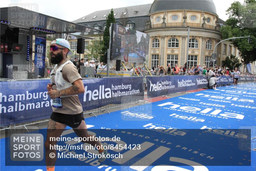 29.06.2025 - hella hamburg halbmarathon Michael Strokosch http://msf.ph/oto/8454423 29.06.2025 10:31:06 Ziel 5826, 10929, 16508 meine-sportfotos.de