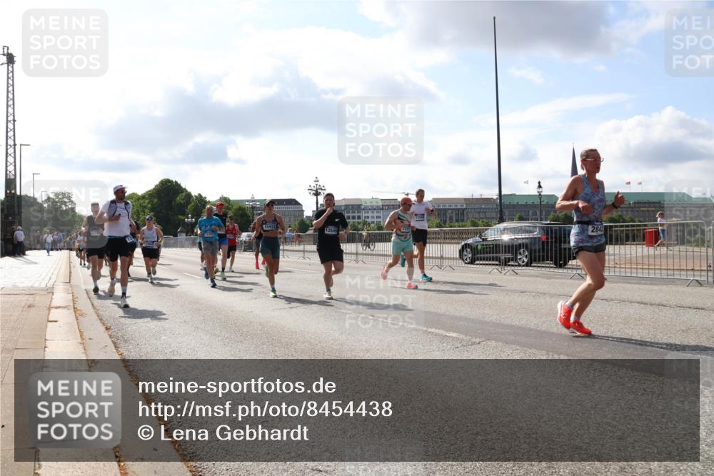 29.06.2025 - hella hamburg halbmarathon Lena Gebhardt http://msf.ph/oto/8454438 29.06.2025 09:54:16 Lombardsbrücke 1098, 1119, 1171, 1342, 1399, 1413, 1424, 1476, 1549, 1892, 1902, 2020, 2098, 2188, 2270, 2470, 2561, 2823, 2842, 2889, 3477, 3562, 3785, 4017, 4029, 4183, 4185, 4235, 4237, 4270, 4816, 4949, 5020, 5115, 5528, 5706, 6198, 6266, 6309, 6630, 6819, 6831, 7167, 7274, 7297, 7709, 7734, 8023, 8142, 8269, 8374, 8576, 8698, 8743, 8928, 9030, 9043, 9105, 9463, 9482, 9619, 9815, 10057, 10237, 10529, 10792, 11848, 11936, 12084 meine-sportfotos.de