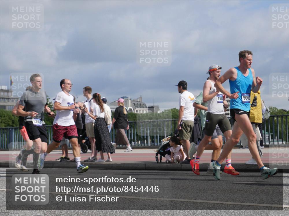 29.06.2025 - hella hamburg halbmarathon Luisa Fischer http://msf.ph/oto/8454446 29.06.2025 09:51:18 Kennedybrücke 13975, 1538, 5003, 1042, 1571, 2262, 3547, 4062, 4381, 5003, 7310, 7482, 8002, 8121, 9643, 10190, 10451, 10738, 10877 meine-sportfotos.de