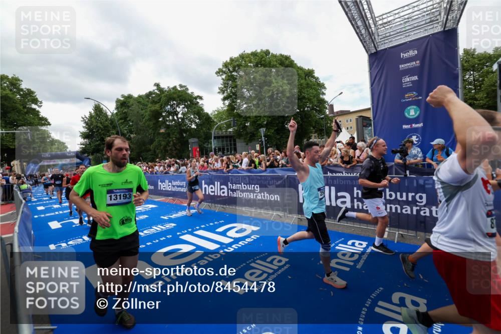 29.06.2025 - hella hamburg halbmarathon Zöllner http://msf.ph/oto/8454478 29.06.2025 11:20:46 Ziel 1117, 1266, 2589, 5080, 6881, 8431, 8609, 8726, 8857, 8959, 9516, 9798, 9873, 10241, 10349, 11156, 13193, 14206, 14519 meine-sportfotos.de