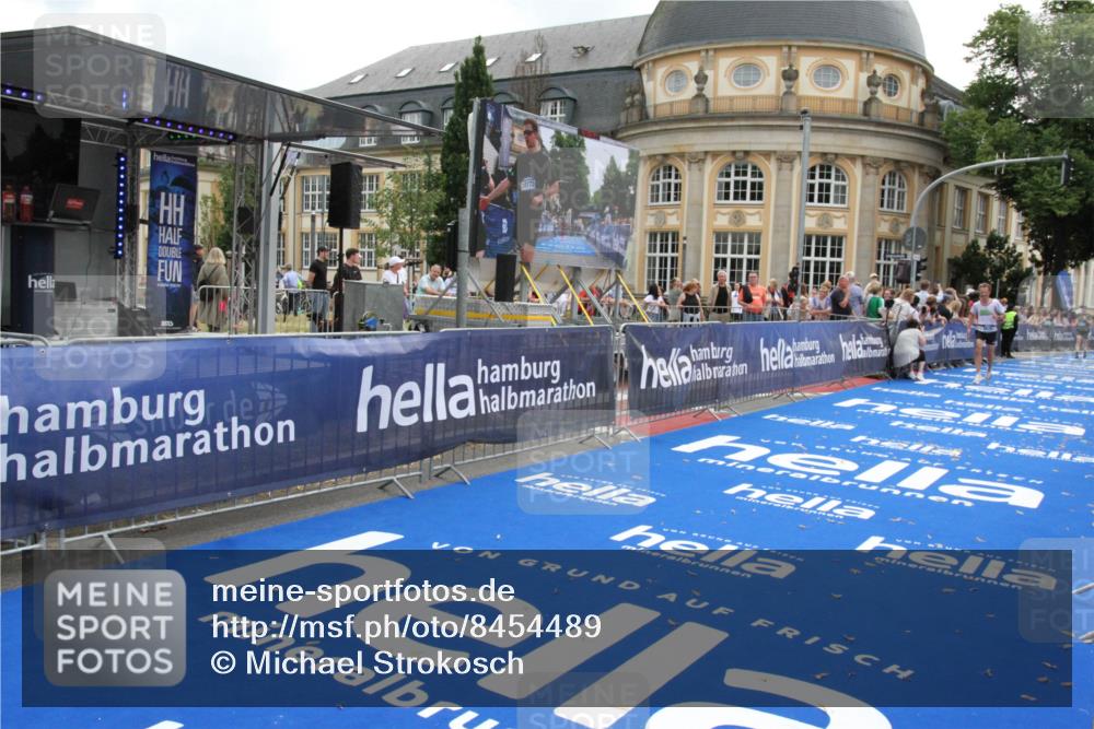 29.06.2025 - hella hamburg halbmarathon Michael Strokosch http://msf.ph/oto/8454489 29.06.2025 10:31:06 Ziel 5826, 10929, 16508 meine-sportfotos.de