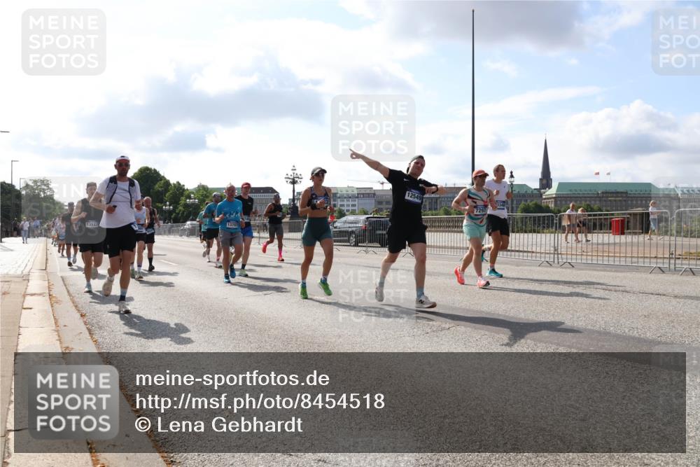 29.06.2025 - hella hamburg halbmarathon Lena Gebhardt http://msf.ph/oto/8454518 29.06.2025 09:54:17 Lombardsbrücke 13123, 13707, 12549, 1098, 1119, 1171, 1342, 1399, 1413, 1424, 1476, 1549, 1892, 1902, 2020, 2098, 2188, 2270, 2442, 2470, 2561, 2823, 2842, 2889, 3477, 3562, 3785, 4017, 4029, 4183, 4185, 4235, 4237, 4270, 4816, 4949, 5020, 5528, 5706, 6198, 6266, 6309, 6630, 6819, 6831, 7167, 7274, 7297, 7709, 7734, 8023, 8142, 8269, 8374, 8576, 8698, 8743, 8928, 9043, 9105, 9463, 9482, 9619, 9815, 10057, 10237, 10529, 10792, 11848, 11936, 12084 meine-sportfotos.de