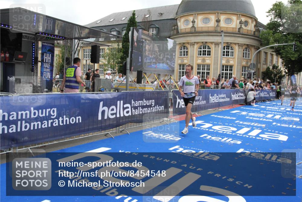 29.06.2025 - hella hamburg halbmarathon Michael Strokosch http://msf.ph/oto/8454548 29.06.2025 10:31:09 Ziel 5826, 10929, 18177 meine-sportfotos.de