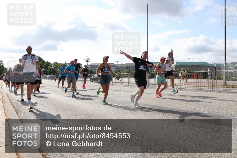 29.06.2025 - hella hamburg halbmarathon Lena Gebhardt http://msf.ph/oto/8454553 29.06.2025 09:54:18 Lombardsbrücke 3707, 3123, 15422, 12549, 1098, 1119, 1171, 1342, 1399, 1413, 1424, 1476, 1549, 1892, 1902, 2020, 2098, 2188, 2442, 2470, 2561, 2823, 2842, 2889, 3477, 3562, 3785, 4017, 4029, 4183, 4185, 4235, 4237, 4270, 4816, 5020, 5528, 5706, 6198, 6266, 6309, 6630, 6819, 6831, 7087, 7167, 7274, 7297, 7709, 7734, 8023, 8142, 8269, 8374, 8576, 8698, 8743, 8928, 9043, 9105, 9463, 9482, 9619, 9815, 10057, 10237, 10529, 10792, 11848, 11936, 12084 meine-sportfotos.de