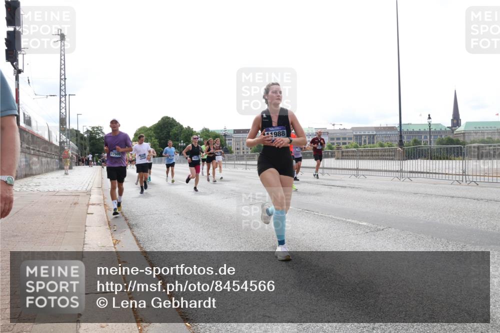 29.06.2025 - hella hamburg halbmarathon Lena Gebhardt http://msf.ph/oto/8454566 29.06.2025 10:31:15 Lombardsbrücke 17509, 16, 457, 1988, 1292, 1472, 1773, 1979, 2097, 2268, 2414, 2505, 2914, 3131, 4561, 4817, 5165, 5437, 5846, 5943, 6057, 6078, 6195, 6546, 6556, 6620, 6787, 7351, 7604, 7772, 8050, 8072, 8073, 8757, 9576, 10111, 10586, 10989, 11587, 11981, 11988, 12384, 12627, 13724, 14095, 14349, 14803, 15466, 15589, 15725, 16457, 16978, 17224, 17463, 17509, 17517, 17587, 17706, 17742, 17966, 19052, 19226 meine-sportfotos.de