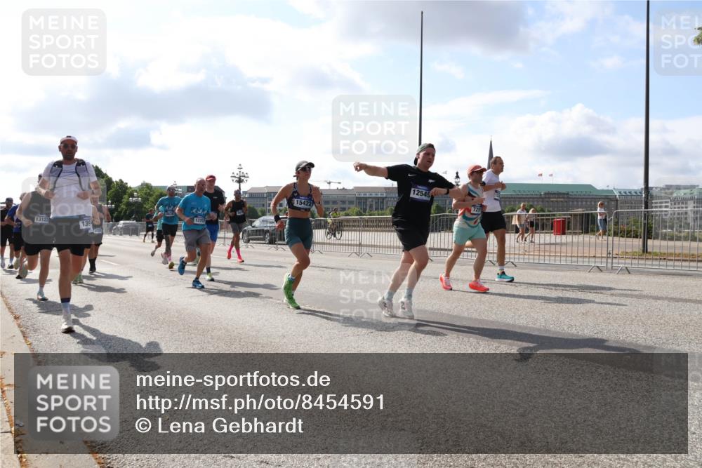 29.06.2025 - hella hamburg halbmarathon Lena Gebhardt http://msf.ph/oto/8454591 29.06.2025 09:54:18 Lombardsbrücke 6630, 13123, 13707, 139, 15422, 12549, 729, 1098, 1119, 1171, 1342, 1399, 1413, 1424, 1476, 1549, 1892, 1902, 2020, 2098, 2188, 2442, 2470, 2561, 2823, 2842, 2889, 3477, 3562, 3785, 4017, 4029, 4183, 4185, 4235, 4237, 4270, 4816, 5020, 5528, 5706, 6198, 6266, 6309, 6630, 6819, 6831, 7087, 7167, 7274, 7297, 7709, 7734, 8023, 8142, 8269, 8374, 8576, 8698, 8743, 8928, 9043, 9105, 9463, 9482, 9619, 9815, 10057, 10237, 10529, 10792, 11848, 11936, 12084 meine-sportfotos.de