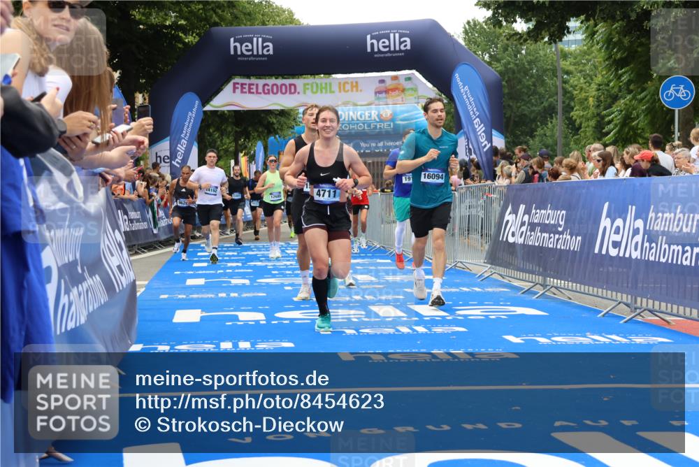 29.06.2025 - hella hamburg halbmarathon Strokosch-Dieckow http://msf.ph/oto/8454623 29.06.2025 10:48:06 Ziel 1086, 1914, 4324, 4601, 4711, 6377, 8916, 9544, 9626, 9638, 12685, 12706, 12724, 12747, 12808, 13570, 14192, 14814, 15590, 15973, 15981, 16094, 16149, 16269, 18206, 18922 meine-sportfotos.de