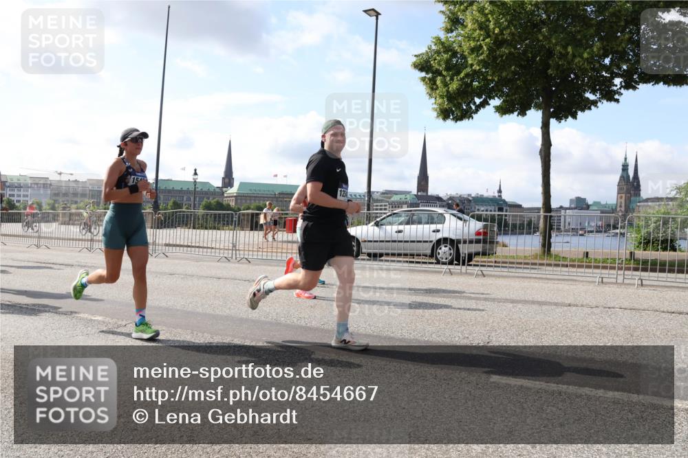 29.06.2025 - hella hamburg halbmarathon Lena Gebhardt http://msf.ph/oto/8454667 29.06.2025 09:54:18 Lombardsbrücke 15, 125, 1098, 1119, 1171, 1342, 1399, 1413, 1424, 1476, 1549, 1892, 1902, 2020, 2098, 2188, 2442, 2470, 2561, 2823, 2842, 2889, 3477, 3562, 3785, 4017, 4029, 4183, 4185, 4235, 4237, 4270, 4816, 5020, 5528, 5706, 6198, 6266, 6309, 6630, 6819, 6831, 7087, 7167, 7274, 7297, 7709, 7734, 8023, 8142, 8269, 8374, 8576, 8698, 8743, 8928, 9043, 9105, 9463, 9482, 9619, 9815, 10057, 10237, 10529, 10792, 11848, 11936, 12084 meine-sportfotos.de