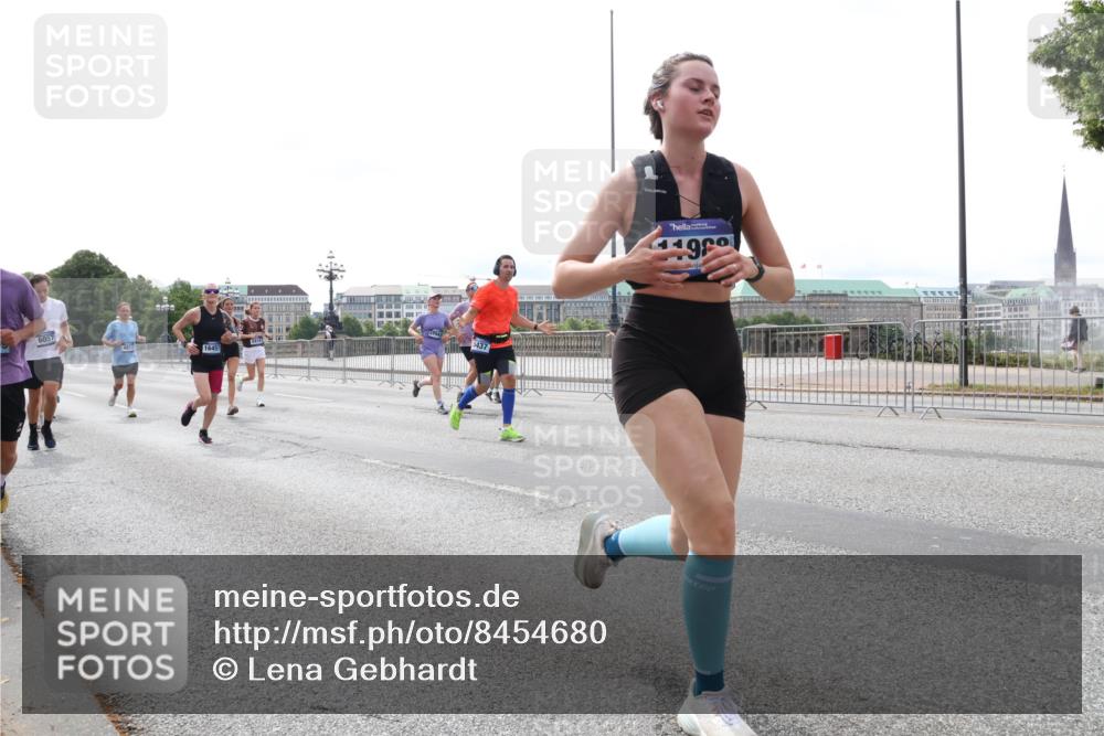 29.06.2025 - hella hamburg halbmarathon Lena Gebhardt http://msf.ph/oto/8454680 29.06.2025 10:31:16 Lombardsbrücke 6057, 16457, 5437, 1292, 1472, 1773, 1979, 2097, 2268, 2414, 2505, 2914, 3131, 4561, 4817, 5165, 5437, 5846, 5943, 6057, 6078, 6195, 6546, 6620, 6787, 7351, 7604, 7772, 8050, 8072, 8073, 8757, 9576, 10111, 10586, 10989, 11587, 11981, 11988, 12384, 12627, 13724, 14095, 14349, 14803, 15466, 15589, 15725, 16457, 16978, 17224, 17404, 17463, 17509, 17517, 17587, 17706, 17742, 17966, 19052, 19226 meine-sportfotos.de
