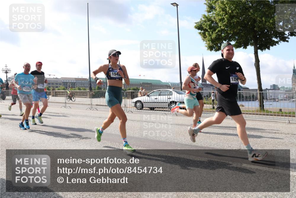 29.06.2025 - hella hamburg halbmarathon Lena Gebhardt http://msf.ph/oto/8454734 29.06.2025 09:54:18 Lombardsbrücke 13707, 13746, 1542, 12549, 1098, 1119, 1171, 1342, 1399, 1413, 1424, 1476, 1549, 1892, 1902, 2020, 2098, 2188, 2442, 2470, 2561, 2823, 2842, 2889, 3477, 3562, 3785, 4017, 4029, 4183, 4185, 4235, 4237, 4270, 4816, 5020, 5528, 5706, 6198, 6266, 6309, 6630, 6819, 6831, 7087, 7167, 7274, 7297, 7709, 7734, 8023, 8142, 8269, 8374, 8576, 8698, 8743, 8928, 9043, 9105, 9463, 9482, 9619, 9815, 10057, 10237, 10529, 10792, 11848, 11936, 12084 meine-sportfotos.de