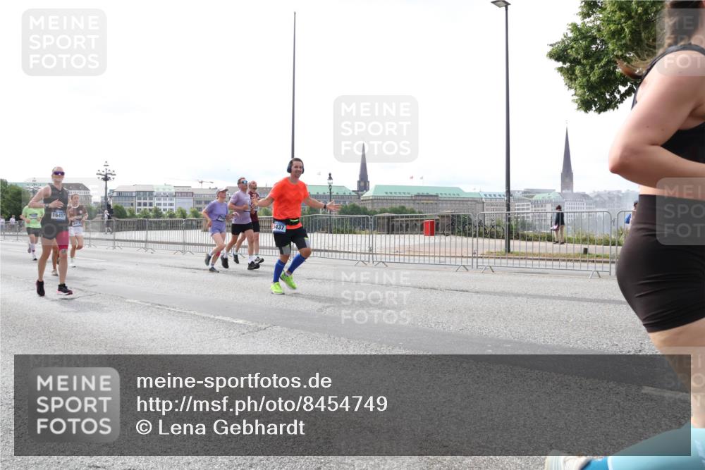 29.06.2025 - hella hamburg halbmarathon Lena Gebhardt http://msf.ph/oto/8454749 29.06.2025 10:31:16 Lombardsbrücke 16457, 2414, 5437, 1292, 1472, 1773, 1979, 2097, 2268, 2414, 2505, 2914, 3131, 4561, 4817, 5165, 5437, 5846, 5943, 6057, 6078, 6195, 6546, 6620, 6787, 7351, 7604, 7772, 8050, 8072, 8073, 8757, 9576, 10111, 10586, 10989, 11587, 11981, 11988, 12384, 12627, 13724, 14095, 14349, 14803, 15466, 15589, 15725, 16457, 16978, 17224, 17404, 17463, 17509, 17517, 17587, 17706, 17742, 17966, 19052, 19226 meine-sportfotos.de