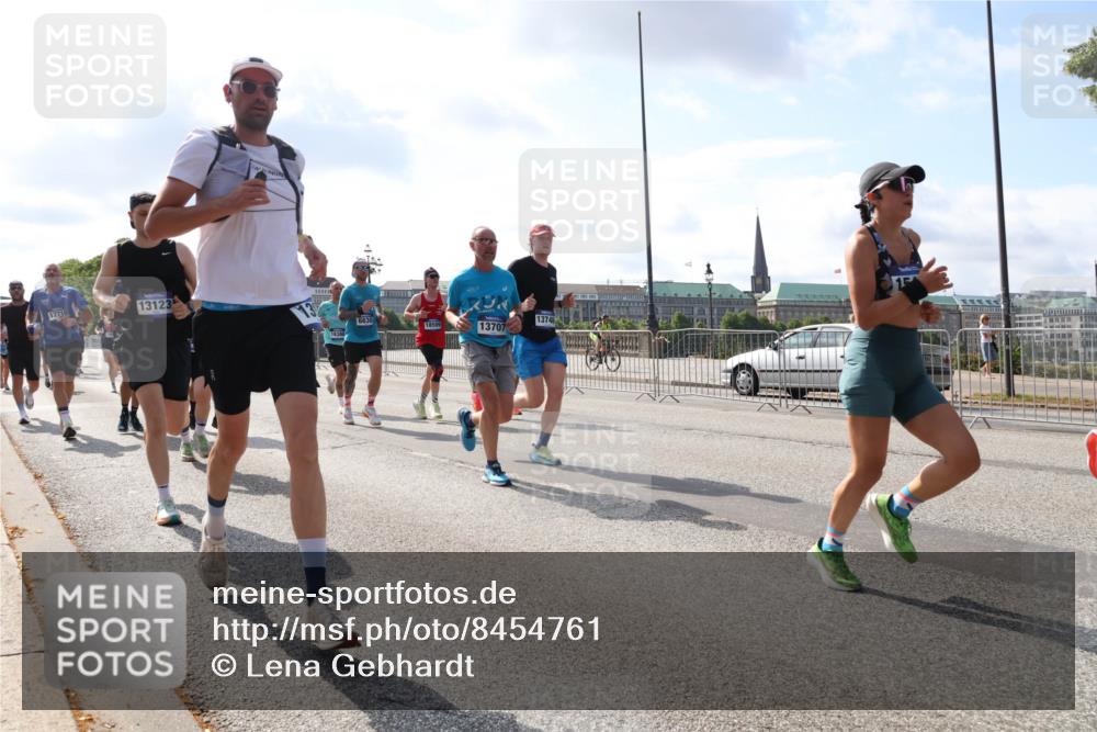 29.06.2025 - hella hamburg halbmarathon Lena Gebhardt http://msf.ph/oto/8454761 29.06.2025 09:54:19 Lombardsbrücke 17710, 13123, 13746, 6630, 18509, 13707, 18380, 1, 1098, 1119, 1171, 1342, 1399, 1413, 1424, 1476, 1549, 1892, 1902, 2020, 2098, 2188, 2442, 2470, 2561, 2670, 2823, 2842, 2889, 3477, 3562, 3785, 4017, 4029, 4183, 4185, 4235, 4237, 4270, 4816, 5020, 5528, 5706, 6198, 6266, 6309, 6630, 6819, 6831, 7087, 7167, 7274, 7297, 7709, 7734, 8023, 8142, 8269, 8374, 8576, 8698, 8743, 8928, 9043, 9105, 9463, 9482, 9619, 9815, 10057, 10237, 10529, 10792, 11848, 11936, 12084 meine-sportfotos.de