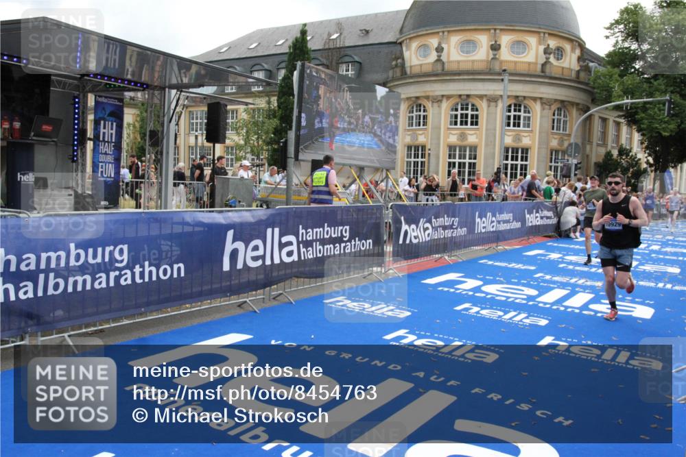 29.06.2025 - hella hamburg halbmarathon Michael Strokosch http://msf.ph/oto/8454763 29.06.2025 10:31:12 Ziel 3201, 5826, 10017, 10929, 13754, 18177 meine-sportfotos.de