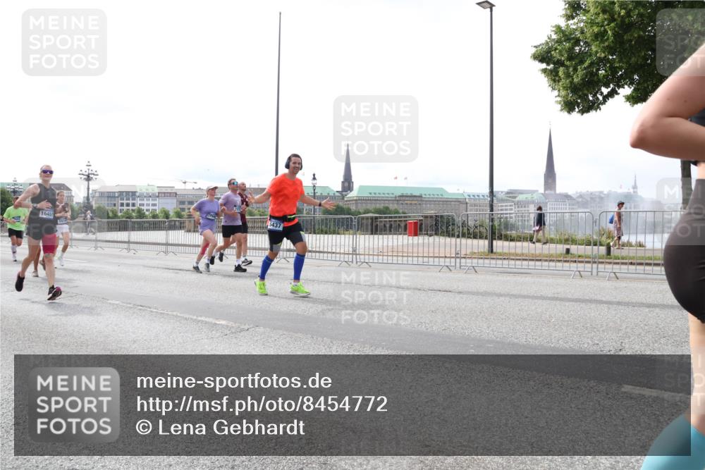 29.06.2025 - hella hamburg halbmarathon Lena Gebhardt http://msf.ph/oto/8454772 29.06.2025 10:31:16 Lombardsbrücke 16457, 5437, 1292, 1472, 1773, 1979, 2097, 2268, 2414, 2505, 2914, 3131, 4561, 4817, 5165, 5437, 5846, 5943, 6057, 6078, 6195, 6546, 6620, 6787, 7351, 7604, 7772, 8050, 8072, 8073, 8757, 9576, 10111, 10586, 10989, 11587, 11981, 11988, 12384, 12627, 13724, 14095, 14349, 14803, 15466, 15589, 15725, 16457, 16978, 17224, 17404, 17463, 17509, 17517, 17587, 17706, 17742, 17966, 19052, 19226 meine-sportfotos.de