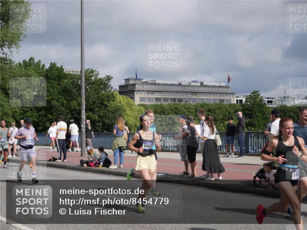29.06.2025 - hella hamburg halbmarathon Luisa Fischer http://msf.ph/oto/8454779 29.06.2025 09:51:32 Kennedybrücke 12739, 18004, 6047, 140, 1600, 2797, 6037, 6047, 7981, 9640, 10369 meine-sportfotos.de