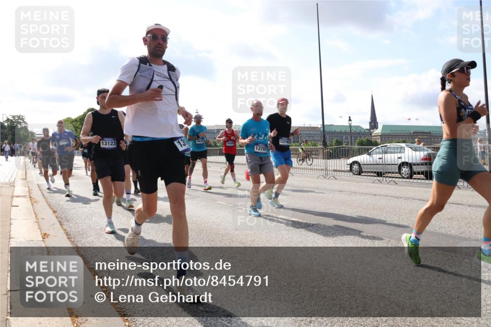 29.06.2025 - hella hamburg halbmarathon Lena Gebhardt http://msf.ph/oto/8454791 29.06.2025 09:54:19 Lombardsbrücke 17710, 13123, 13, 6630, 18509, 13746, 13707, 1098, 1119, 1171, 1342, 1399, 1413, 1424, 1476, 1549, 1892, 1902, 2020, 2098, 2188, 2442, 2470, 2561, 2670, 2823, 2842, 2889, 3477, 3562, 3785, 4017, 4029, 4183, 4185, 4235, 4237, 4270, 4816, 5020, 5528, 5706, 6198, 6266, 6309, 6630, 6819, 6831, 7087, 7167, 7274, 7297, 7709, 7734, 8023, 8142, 8269, 8374, 8576, 8698, 8743, 8928, 9043, 9105, 9463, 9482, 9619, 9815, 10057, 10237, 10529, 10792, 11848, 11936, 12084 meine-sportfotos.de