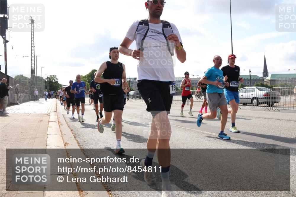 29.06.2025 - hella hamburg halbmarathon Lena Gebhardt http://msf.ph/oto/8454811 29.06.2025 09:54:19 Lombardsbrücke 17710, 3123, 13, 13746, 1098, 1119, 1171, 1342, 1399, 1413, 1424, 1476, 1549, 1892, 1902, 2020, 2098, 2188, 2442, 2470, 2561, 2670, 2823, 2842, 2889, 3477, 3562, 3785, 4017, 4029, 4183, 4185, 4235, 4237, 4270, 4816, 5020, 5528, 5706, 6198, 6266, 6309, 6630, 6819, 6831, 7087, 7167, 7274, 7297, 7709, 7734, 8023, 8142, 8269, 8374, 8576, 8698, 8743, 8928, 9043, 9105, 9463, 9482, 9619, 9815, 10057, 10237, 10529, 10792, 11848, 11936, 12084 meine-sportfotos.de