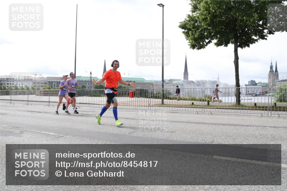 29.06.2025 - hella hamburg halbmarathon Lena Gebhardt http://msf.ph/oto/8454817 29.06.2025 10:31:17 Lombardsbrücke 9921, 1292, 1472, 1773, 1979, 2097, 2268, 2414, 2505, 2914, 3131, 4561, 4817, 5165, 5437, 5846, 5943, 6057, 6078, 6195, 6546, 6620, 6787, 7351, 7604, 7772, 8050, 8072, 8073, 8757, 9183, 9576, 10111, 10586, 10989, 11587, 11981, 11988, 12384, 12627, 13724, 14095, 14349, 14803, 15466, 15589, 15725, 16457, 16978, 17224, 17404, 17463, 17509, 17517, 17587, 17706, 17742, 17966, 19052, 19226 meine-sportfotos.de