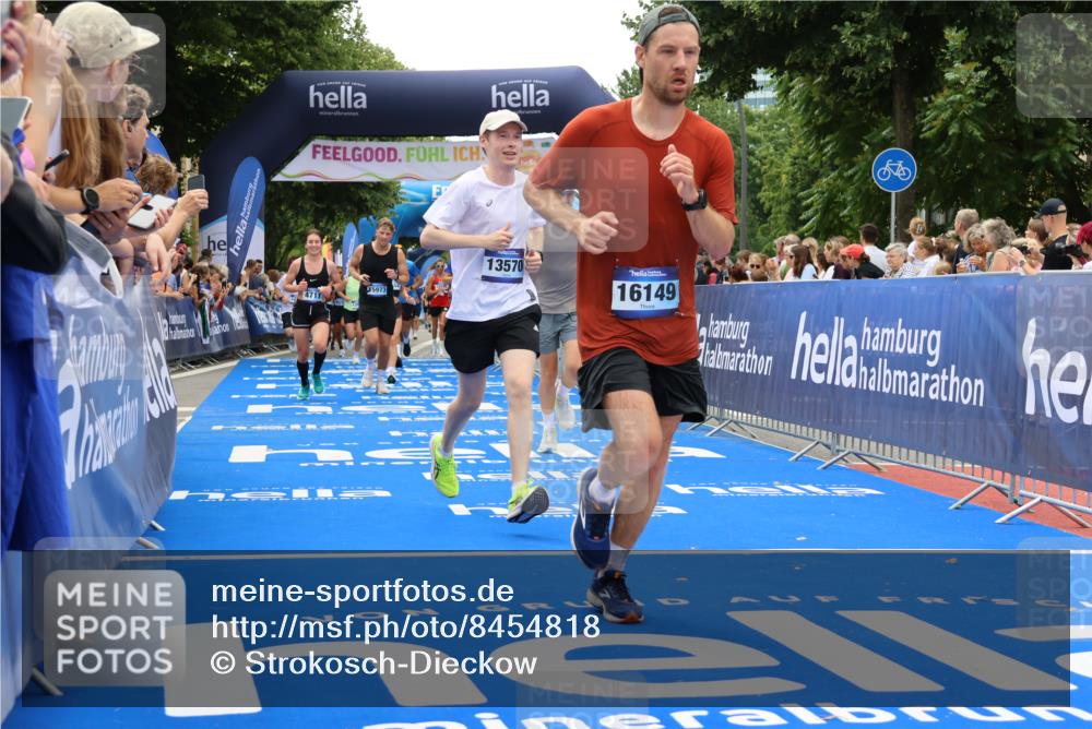 29.06.2025 - hella hamburg halbmarathon Strokosch-Dieckow http://msf.ph/oto/8454818 29.06.2025 10:48:05 Ziel 1086, 1914, 4324, 4528, 4601, 4711, 6377, 9544, 9626, 9638, 12685, 12706, 12724, 12747, 12808, 13570, 14192, 14814, 15590, 15973, 15981, 16094, 16149, 16269, 18206, 18922, 19198 meine-sportfotos.de