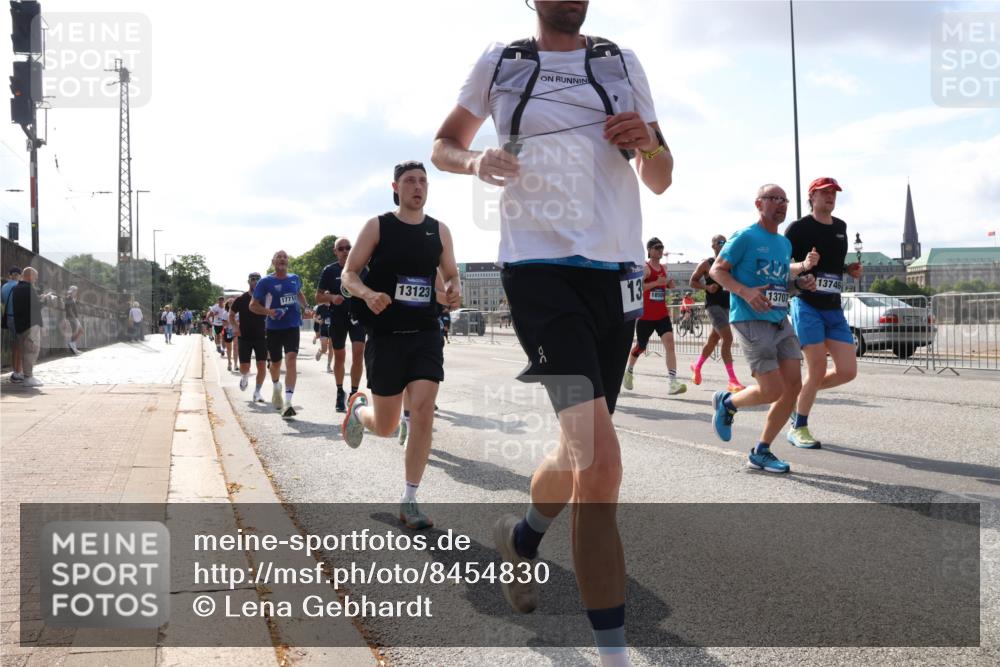 29.06.2025 - hella hamburg halbmarathon Lena Gebhardt http://msf.ph/oto/8454830 29.06.2025 09:54:19 Lombardsbrücke 17710, 13123, 13, 1850, 13707, 13746, 1098, 1119, 1171, 1342, 1399, 1413, 1424, 1476, 1549, 1892, 1902, 2020, 2098, 2188, 2442, 2470, 2561, 2670, 2823, 2842, 2889, 3477, 3562, 3785, 4017, 4029, 4183, 4185, 4235, 4237, 4270, 4816, 5020, 5528, 5706, 6198, 6266, 6309, 6630, 6819, 6831, 7087, 7167, 7274, 7297, 7709, 7734, 8023, 8142, 8269, 8374, 8576, 8698, 8743, 8928, 9043, 9105, 9463, 9482, 9619, 9815, 10057, 10237, 10529, 10792, 11848, 11936, 12084 meine-sportfotos.de