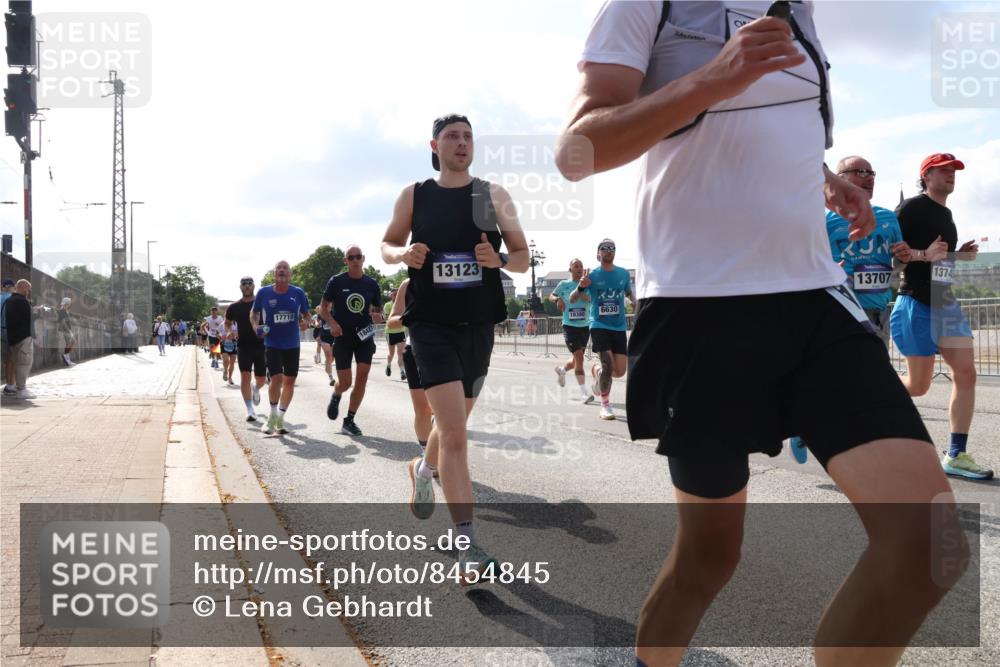 29.06.2025 - hella hamburg halbmarathon Lena Gebhardt http://msf.ph/oto/8454845 29.06.2025 09:54:19 Lombardsbrücke 17710, 18427, 13123, 13707, 1374, 6630, 18380, 1098, 1119, 1171, 1342, 1399, 1413, 1424, 1476, 1549, 1892, 1902, 2020, 2098, 2188, 2442, 2470, 2561, 2670, 2823, 2842, 2889, 3477, 3562, 3785, 4017, 4029, 4183, 4185, 4235, 4237, 4270, 4816, 5020, 5528, 5706, 6198, 6266, 6309, 6630, 6819, 6831, 7087, 7167, 7274, 7297, 7709, 7734, 8023, 8142, 8269, 8374, 8576, 8698, 8743, 8928, 9043, 9105, 9463, 9482, 9619, 9815, 10057, 10237, 10529, 10792, 11848, 11936, 12084 meine-sportfotos.de