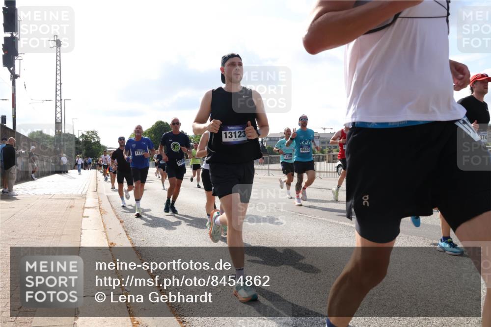 29.06.2025 - hella hamburg halbmarathon Lena Gebhardt http://msf.ph/oto/8454862 29.06.2025 09:54:19 Lombardsbrücke 13123, 1098, 1119, 1171, 1342, 1399, 1413, 1424, 1476, 1549, 1892, 1902, 2020, 2098, 2188, 2442, 2470, 2561, 2670, 2823, 2842, 2889, 3477, 3562, 3785, 4017, 4029, 4183, 4185, 4235, 4237, 4270, 4816, 5020, 5528, 5706, 6198, 6266, 6309, 6630, 6819, 6831, 7087, 7167, 7274, 7297, 7709, 7734, 8023, 8142, 8269, 8374, 8576, 8698, 8743, 8928, 9043, 9105, 9463, 9482, 9619, 9815, 10057, 10237, 10529, 10792, 11848, 11936, 12084 meine-sportfotos.de