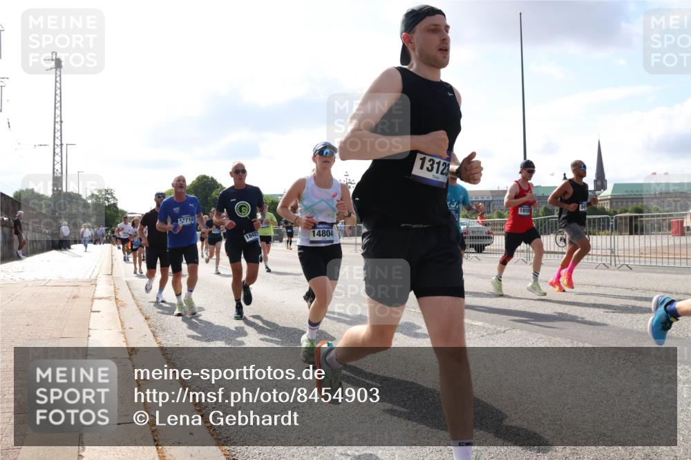 29.06.2025 - hella hamburg halbmarathon Lena Gebhardt http://msf.ph/oto/8454903 29.06.2025 09:54:20 Lombardsbrücke 7710, 18427, 14804, 13123, 18509, 1098, 1119, 1171, 1342, 1399, 1413, 1424, 1476, 1549, 1892, 1902, 1942, 2020, 2098, 2188, 2442, 2470, 2561, 2670, 2823, 2842, 2889, 3477, 3562, 3785, 4017, 4029, 4183, 4185, 4235, 4237, 4270, 4816, 5020, 5528, 5706, 6198, 6266, 6309, 6630, 6819, 6831, 7087, 7167, 7274, 7297, 7709, 7734, 8142, 8269, 8374, 8576, 8698, 8743, 8928, 9043, 9105, 9463, 9482, 9619, 9815, 10057, 10237, 10529, 11848, 11936, 12084 meine-sportfotos.de