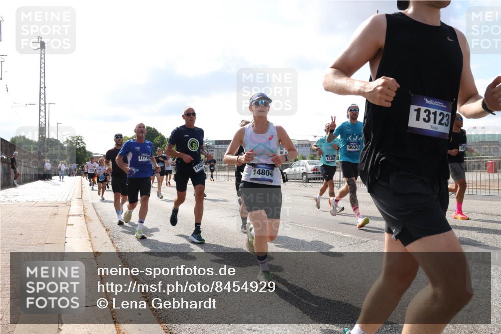 29.06.2025 - hella hamburg halbmarathon Lena Gebhardt http://msf.ph/oto/8454929 29.06.2025 09:54:20 Lombardsbrücke 17710, 18427, 14804, 6630, 18380, 13123, 98, 1098, 1119, 1171, 1342, 1399, 1413, 1424, 1476, 1549, 1892, 1902, 1942, 2020, 2098, 2188, 2442, 2470, 2561, 2670, 2823, 2842, 2889, 3477, 3562, 3785, 4017, 4029, 4183, 4185, 4235, 4237, 4270, 4816, 5020, 5528, 5706, 6198, 6266, 6309, 6630, 6819, 6831, 7087, 7167, 7274, 7297, 7709, 7734, 8142, 8269, 8374, 8576, 8698, 8743, 8928, 9043, 9105, 9463, 9482, 9619, 9815, 10057, 10237, 10529, 11848, 11936, 12084 meine-sportfotos.de