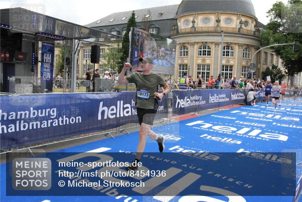 29.06.2025 - hella hamburg halbmarathon Michael Strokosch http://msf.ph/oto/8454936 29.06.2025 10:31:14 Ziel 3201, 10017, 10298, 10929, 12232, 13754, 14450, 18177 meine-sportfotos.de