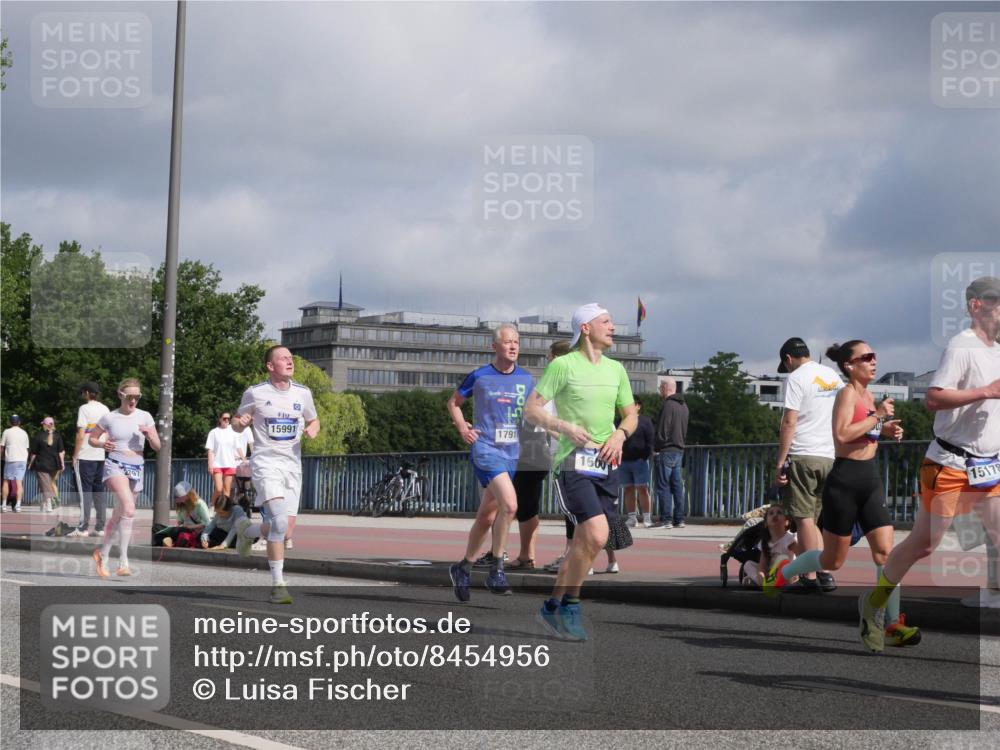 29.06.2025 - hella hamburg halbmarathon Luisa Fischer http://msf.ph/oto/8454956 29.06.2025 09:51:37 Kennedybrücke 797, 15991, 17918, 1600, 15178, 1600, 2044, 2707, 2797, 5050, 5124, 6037, 7981, 10369 meine-sportfotos.de