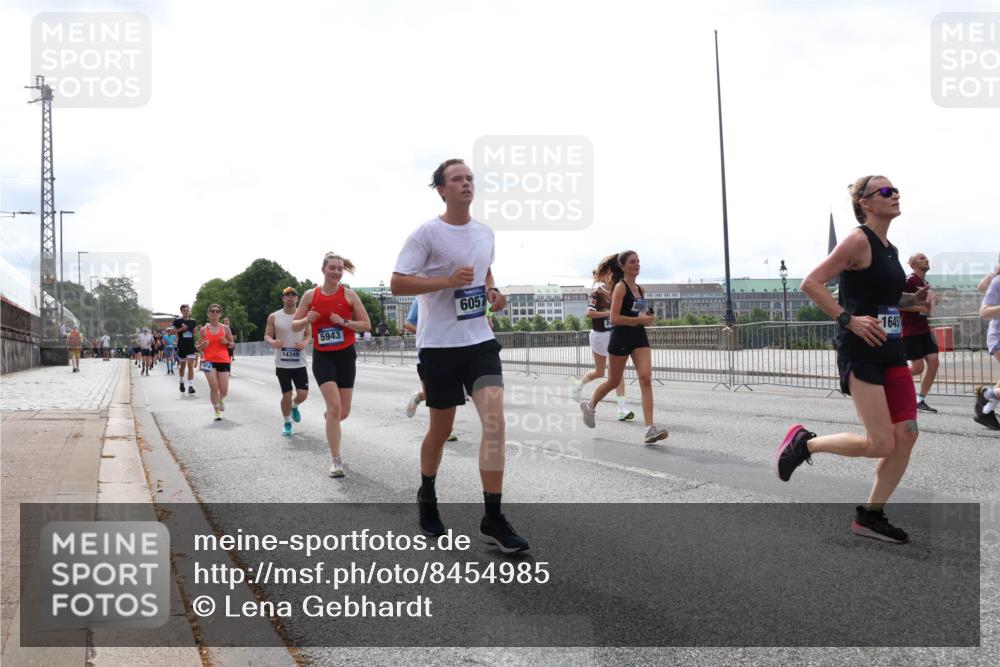 29.06.2025 - hella hamburg halbmarathon Lena Gebhardt http://msf.ph/oto/8454985 29.06.2025 10:31:18 Lombardsbrücke 14349, 5943, 6057, 1645, 1292, 1773, 1979, 2097, 2268, 2414, 2914, 3131, 4561, 4817, 4953, 5165, 5437, 5846, 5943, 6057, 6078, 6195, 6546, 6573, 6620, 6787, 7351, 7604, 7772, 8050, 8072, 8073, 8757, 9183, 9576, 10111, 10240, 10586, 10989, 11587, 11981, 11988, 12384, 12627, 13724, 14095, 14349, 14803, 15466, 15589, 15725, 16457, 16978, 17224, 17404, 17463, 17509, 17517, 17587, 17706, 17742, 17966, 19052, 19226 meine-sportfotos.de