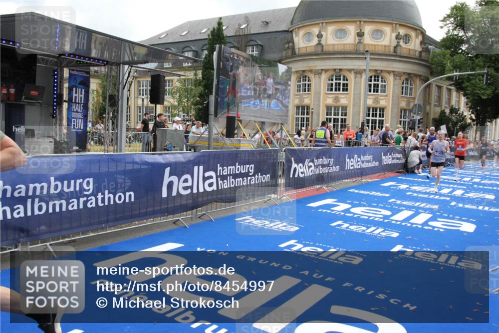 29.06.2025 - hella hamburg halbmarathon Michael Strokosch http://msf.ph/oto/8454997 29.06.2025 10:31:15 Ziel 3201, 10017, 10298, 10929, 11857, 12232, 13754, 14450, 18177, 19042 meine-sportfotos.de