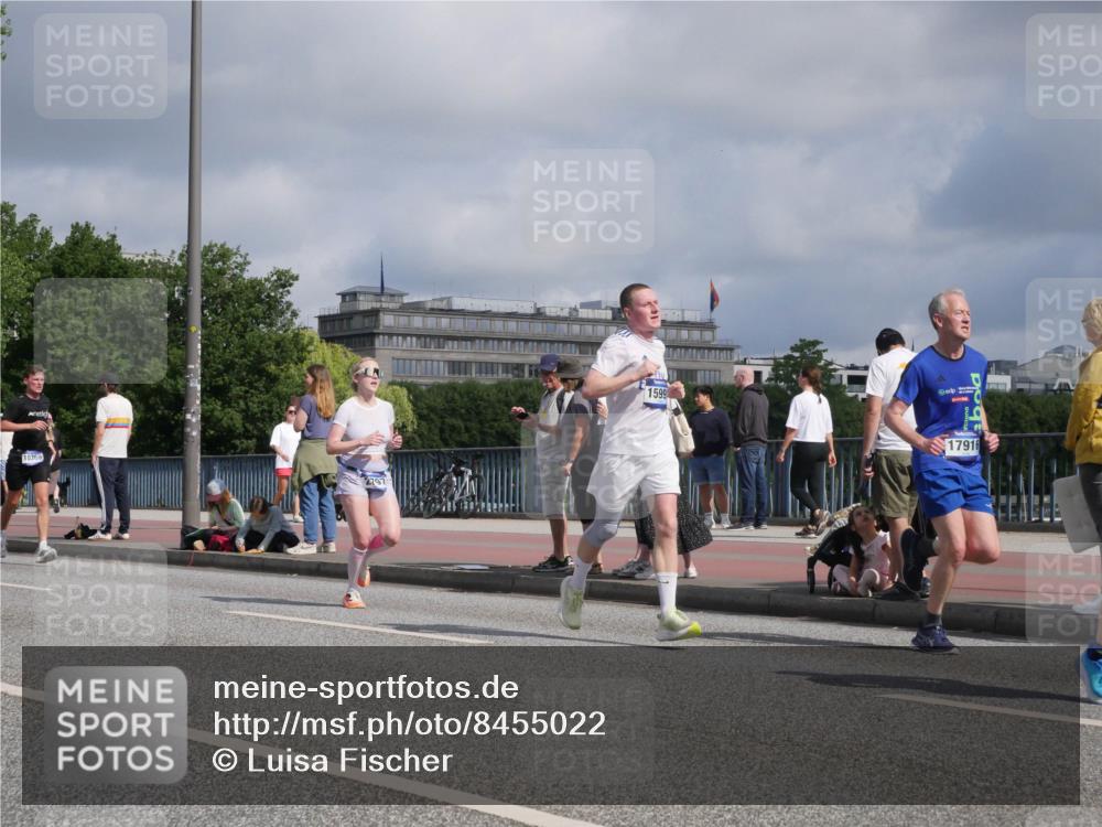 29.06.2025 - hella hamburg halbmarathon Luisa Fischer http://msf.ph/oto/8455022 29.06.2025 09:51:38 Kennedybrücke 10369, 2797, 1599, 17916, 1600, 2044, 2707, 2797, 2849, 5050, 5124, 6037, 7109, 7981, 10369 meine-sportfotos.de
