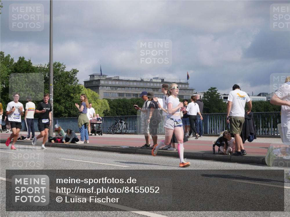 29.06.2025 - hella hamburg halbmarathon Luisa Fischer http://msf.ph/oto/8455052 29.06.2025 09:51:39 Kennedybrücke 11447, 10369, 2797, 1600, 2044, 2707, 2797, 2849, 3014, 5050, 5124, 6037, 7109, 7981, 9686, 10369 meine-sportfotos.de