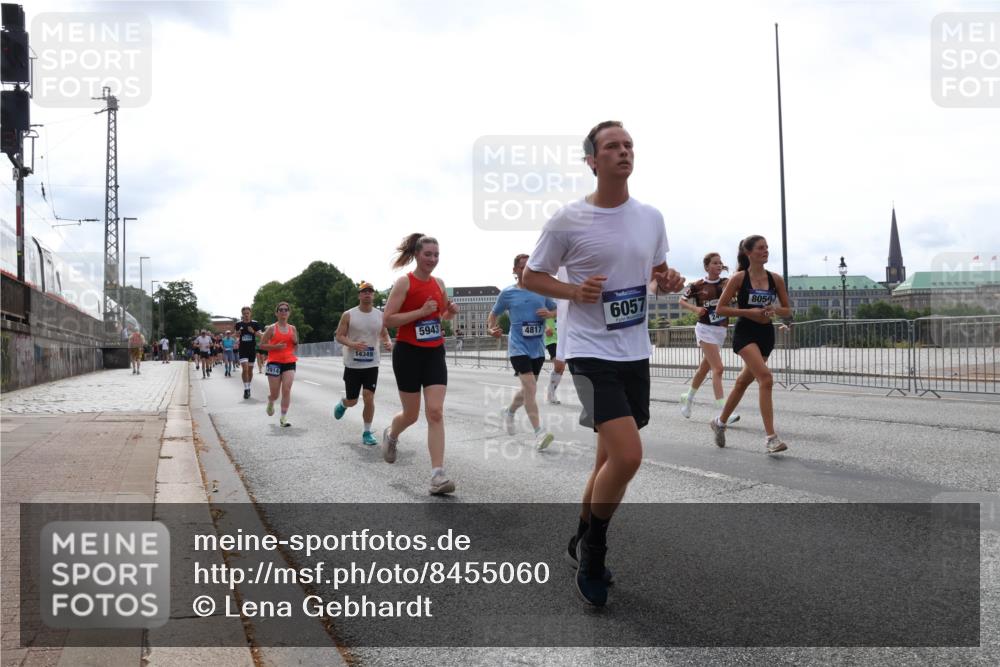 29.06.2025 - hella hamburg halbmarathon Lena Gebhardt http://msf.ph/oto/8455060 29.06.2025 10:31:18 Lombardsbrücke 2914, 14349, 5943, 4817, 6057, 24, 8050, 1292, 1773, 1979, 2097, 2268, 2414, 2914, 3131, 4561, 4817, 4953, 5165, 5437, 5846, 5943, 6057, 6078, 6195, 6546, 6573, 6620, 6787, 7351, 7604, 7772, 8050, 8072, 8073, 8757, 9183, 9576, 10111, 10240, 10586, 10989, 11587, 11981, 11988, 12384, 12627, 13724, 14095, 14349, 14803, 15466, 15589, 15725, 16457, 16978, 17224, 17404, 17463, 17509, 17517, 17587, 17706, 17742, 17966, 19052, 19226 meine-sportfotos.de