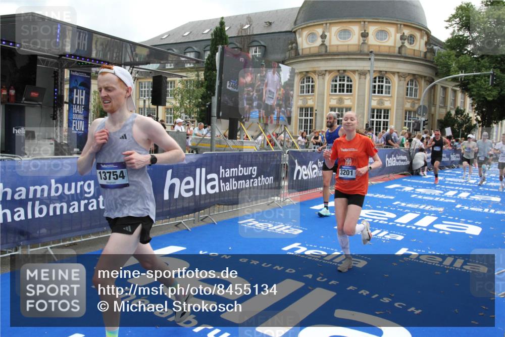 29.06.2025 - hella hamburg halbmarathon Michael Strokosch http://msf.ph/oto/8455134 29.06.2025 10:31:17 Ziel 3201, 4812, 10017, 10298, 11857, 12232, 13754, 14450, 14548, 19042 meine-sportfotos.de