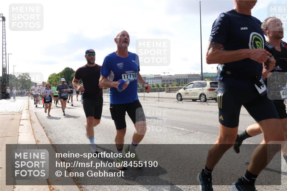 29.06.2025 - hella hamburg halbmarathon Lena Gebhardt http://msf.ph/oto/8455190 29.06.2025 09:54:21 Lombardsbrücke 8576, 17710, 402, 1098, 1119, 1171, 1342, 1399, 1413, 1424, 1476, 1549, 1892, 1902, 1942, 2020, 2098, 2188, 2442, 2470, 2561, 2670, 2823, 2842, 2889, 3477, 3562, 3785, 4017, 4029, 4183, 4185, 4235, 4237, 4270, 4816, 5020, 5528, 5706, 6198, 6266, 6630, 6819, 6831, 7087, 7167, 7274, 7297, 7709, 7734, 8142, 8269, 8374, 8576, 8698, 8743, 8928, 9043, 9105, 9463, 9482, 9619, 9815, 10057, 10237, 10529, 11848, 11936, 12084 meine-sportfotos.de