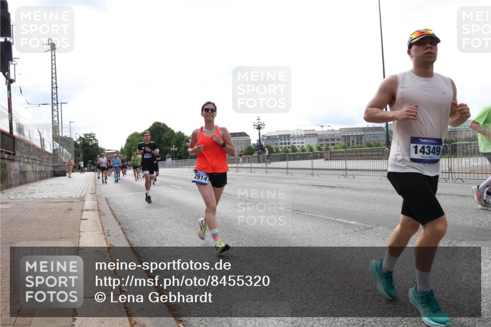 29.06.2025 - hella hamburg halbmarathon Lena Gebhardt http://msf.ph/oto/8455320 29.06.2025 10:31:20 Lombardsbrücke 15725, 2914, 14349, 1292, 1773, 1844, 1979, 2097, 2268, 2414, 2914, 3131, 4561, 4817, 4953, 5165, 5437, 5846, 5943, 6057, 6078, 6195, 6546, 6573, 6620, 6787, 7351, 7604, 7772, 8050, 8072, 8073, 8757, 9183, 9576, 10111, 10240, 10586, 10989, 11587, 11981, 11988, 12384, 12627, 13724, 14095, 14349, 14803, 15466, 15589, 15725, 16457, 16978, 17224, 17404, 17463, 17509, 17517, 17587, 17706, 17742, 17966, 19052, 19226 meine-sportfotos.de
