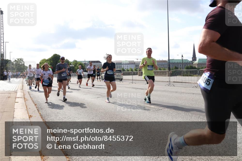 29.06.2025 - hella hamburg halbmarathon Lena Gebhardt http://msf.ph/oto/8455372 29.06.2025 09:54:22 Lombardsbrücke 8576, 05, 1098, 1119, 1171, 1342, 1399, 1413, 1424, 1476, 1549, 1892, 1902, 1942, 2020, 2098, 2188, 2442, 2470, 2561, 2670, 2842, 2889, 3477, 3562, 3785, 4017, 4029, 4183, 4185, 4235, 4237, 4270, 4816, 5020, 5528, 5706, 6198, 6266, 6630, 6819, 6831, 7087, 7167, 7274, 7297, 7709, 7734, 8142, 8374, 8576, 8698, 8743, 8916, 8928, 9043, 9105, 9463, 9482, 9619, 9815, 9924, 10057, 10237, 10529, 11848, 11936, 12084 meine-sportfotos.de