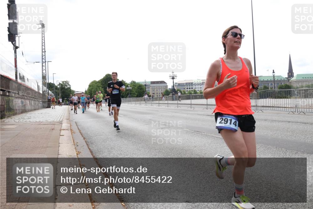 29.06.2025 - hella hamburg halbmarathon Lena Gebhardt http://msf.ph/oto/8455422 29.06.2025 10:31:21 Lombardsbrücke 15725, 2914, 1292, 1773, 1844, 1979, 2097, 2414, 2914, 3131, 4561, 4817, 4953, 5165, 5437, 5846, 5943, 6057, 6078, 6195, 6546, 6573, 6620, 6640, 6787, 7351, 7604, 7772, 8050, 8072, 8073, 8757, 9183, 9576, 10111, 10240, 10586, 10989, 11587, 11981, 11988, 12384, 12627, 13724, 14095, 14349, 15466, 15589, 15725, 16457, 16978, 17224, 17404, 17463, 17509, 17517, 17587, 17706, 17742, 17966, 19052, 19226 meine-sportfotos.de