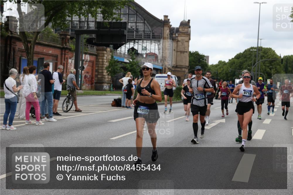 29.06.2025 - hella hamburg halbmarathon Yannick Fuchs http://msf.ph/oto/8455434 29.06.2025 10:56:16 20KM 1006, 1128, 1264, 1377, 1568, 1573, 1726, 3921, 4859, 5547, 6414, 6415, 6580, 6815, 7658, 8154, 8624, 9131, 9718, 9928, 10214, 10519, 10797, 11670, 11968, 12156, 12567, 13498, 13868, 14368, 14456, 14574, 15291, 15686, 15859, 16292, 16808, 17136, 17383, 17532, 17939, 17955, 18000, 18599, 18919, 19023 meine-sportfotos.de