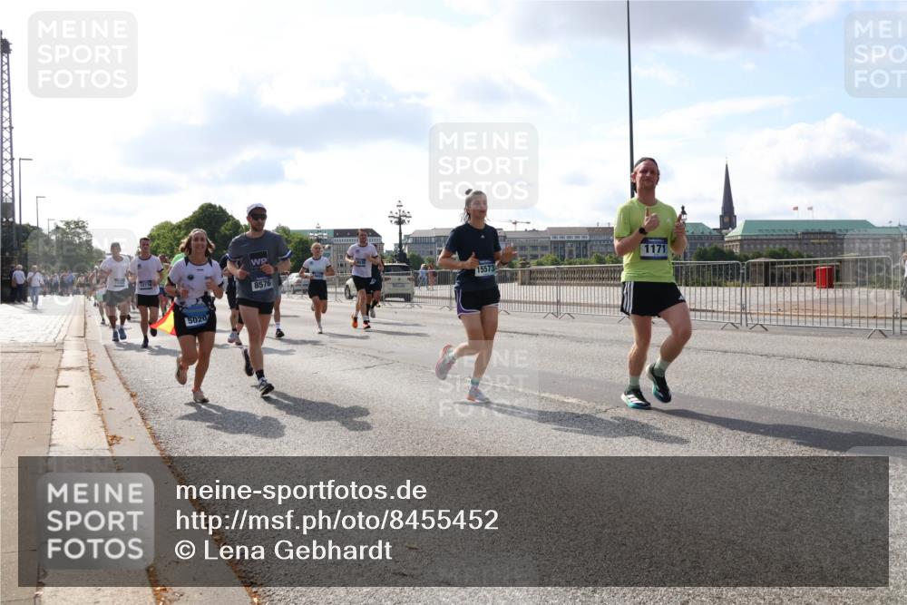 29.06.2025 - hella hamburg halbmarathon Lena Gebhardt http://msf.ph/oto/8455452 29.06.2025 09:54:23 Lombardsbrücke 8576, 1098, 1119, 1171, 1342, 1399, 1413, 1424, 1476, 1549, 1817, 1892, 1902, 1942, 2020, 2098, 2188, 2442, 2470, 2561, 2670, 2842, 2889, 3477, 3562, 3785, 4017, 4029, 4183, 4185, 4235, 4237, 4270, 4816, 5020, 5528, 5706, 6198, 6266, 6630, 6819, 6831, 7087, 7167, 7274, 7297, 7709, 7734, 8142, 8374, 8576, 8698, 8743, 8916, 8928, 9043, 9105, 9463, 9482, 9619, 9815, 9924, 10057, 10237, 10529, 11848, 11936, 12084 meine-sportfotos.de