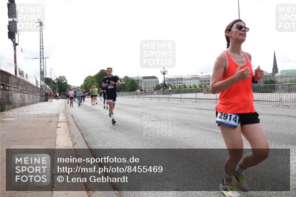 29.06.2025 - hella hamburg halbmarathon Lena Gebhardt http://msf.ph/oto/8455469 29.06.2025 10:31:21 Lombardsbrücke 15725, 2914, 1292, 1773, 1844, 1979, 2097, 2414, 2914, 3131, 4561, 4817, 4953, 5165, 5437, 5846, 5943, 6057, 6078, 6195, 6546, 6573, 6620, 6640, 6787, 7351, 7604, 7772, 8050, 8072, 8073, 8757, 9183, 9576, 10111, 10240, 10586, 10989, 11587, 11981, 11988, 12384, 12627, 13724, 14095, 14349, 15466, 15589, 15725, 16457, 16978, 17224, 17404, 17463, 17509, 17517, 17587, 17706, 17742, 17966, 19052, 19226 meine-sportfotos.de
