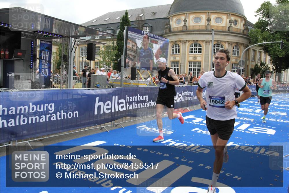 29.06.2025 - hella hamburg halbmarathon Michael Strokosch http://msf.ph/oto/8455547 29.06.2025 10:31:22 Ziel 3955, 4812, 10298, 11857, 12232, 14450, 14548, 19042 meine-sportfotos.de