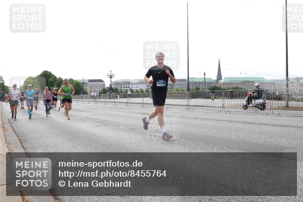 29.06.2025 - hella hamburg halbmarathon Lena Gebhardt http://msf.ph/oto/8455764 29.06.2025 10:31:25 Lombardsbrücke 6078, 18390, 1292, 1773, 1844, 1979, 2097, 2414, 2914, 3396, 3397, 3424, 3571, 3681, 4561, 4817, 4953, 5165, 5437, 5846, 5943, 5965, 6057, 6078, 6195, 6546, 6573, 6620, 6640, 6787, 7351, 7604, 7772, 8050, 8072, 8073, 8757, 8806, 9183, 9576, 9812, 9883, 10111, 10240, 10586, 10989, 11587, 11988, 12384, 12627, 13724, 14349, 15466, 15589, 15725, 16457, 16978, 17224, 17404, 17463, 17509, 17517, 17587, 17706, 17742, 17966, 19052, 19226 meine-sportfotos.de