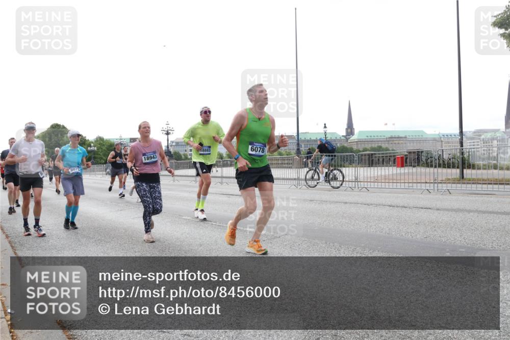 29.06.2025 - hella hamburg halbmarathon Lena Gebhardt http://msf.ph/oto/8456000 29.06.2025 10:31:28 Lombardsbrücke 18943, 18883, 8073, 6078, 1235, 1292, 1773, 1844, 1879, 1979, 2097, 2414, 2831, 2914, 3396, 3397, 3424, 3571, 3681, 4561, 4817, 4953, 5165, 5437, 5846, 5943, 5965, 6057, 6078, 6160, 6195, 6546, 6573, 6640, 6787, 7334, 7351, 7604, 7772, 8050, 8072, 8073, 8304, 8620, 8757, 8806, 9104, 9183, 9478, 9576, 9812, 9883, 10111, 10240, 10586, 11587, 11988, 12627, 13724, 14349, 15466, 15589, 15725, 16457, 16978, 17224, 17404, 17463, 17509, 17517, 17587, 17706, 17966, 19226 meine-sportfotos.de