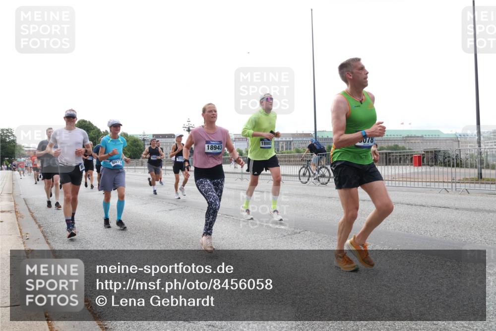 29.06.2025 - hella hamburg halbmarathon Lena Gebhardt http://msf.ph/oto/8456058 29.06.2025 10:31:28 Lombardsbrücke 807, 7772, 18943, 18883, 078, 1235, 1292, 1773, 1844, 1879, 1979, 2097, 2414, 2831, 2914, 3396, 3397, 3424, 3571, 3681, 4561, 4817, 4953, 5165, 5437, 5846, 5943, 5965, 6057, 6078, 6160, 6195, 6546, 6573, 6640, 6787, 7334, 7351, 7604, 7772, 8050, 8072, 8073, 8304, 8620, 8757, 8806, 9104, 9183, 9478, 9576, 9812, 9883, 10111, 10240, 10586, 11587, 11988, 12627, 13724, 14349, 15466, 15589, 15725, 16457, 16978, 17224, 17404, 17463, 17509, 17517, 17587, 17706, 17966, 19226 meine-sportfotos.de
