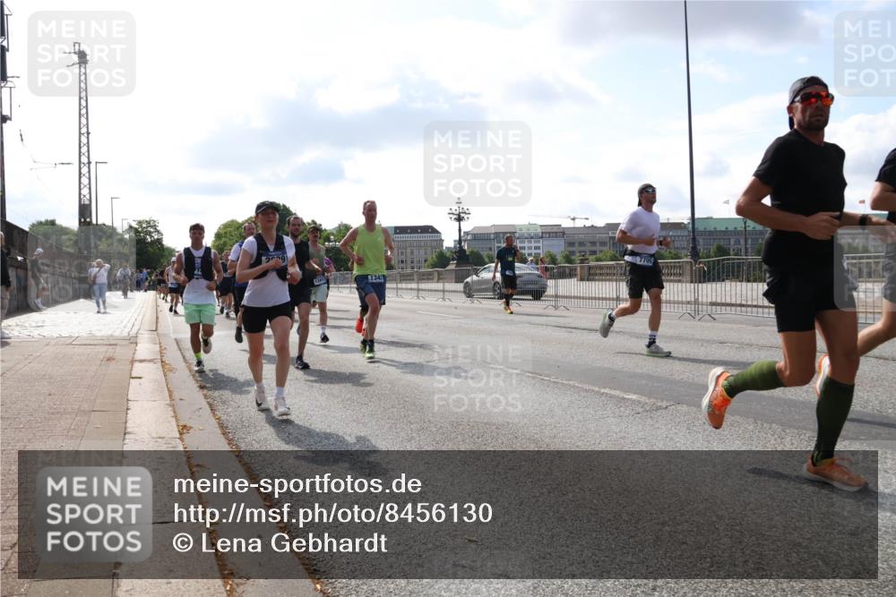 29.06.2025 - hella hamburg halbmarathon Lena Gebhardt http://msf.ph/oto/8456130 29.06.2025 09:54:27 Lombardsbrücke 12413, 1342, 1119, 1171, 1342, 1399, 1413, 1424, 1476, 1549, 1817, 1892, 1902, 1942, 2020, 2098, 2188, 2442, 2470, 2561, 2670, 2842, 2889, 3477, 3562, 3785, 4017, 4029, 4183, 4185, 4235, 4237, 4270, 4816, 5020, 5528, 5706, 5884, 6198, 6266, 6630, 6819, 6831, 7087, 7274, 7297, 7709, 8142, 8374, 8482, 8576, 8698, 8743, 8916, 8928, 9038, 9051, 9105, 9463, 9482, 9619, 9815, 9924, 10057, 10237, 10529, 11848, 12084 meine-sportfotos.de